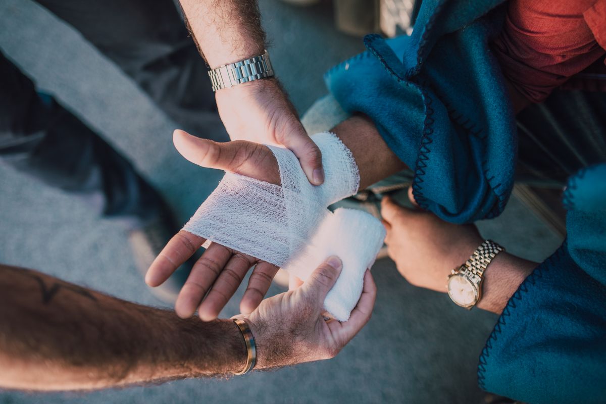 العناية بالجبس عند الأطفال — كل ما يحتاجه الأهل - علاج Cast Care - د. معتصم الدهون استشاري جراحة عظام الأطفال عمان الأردن