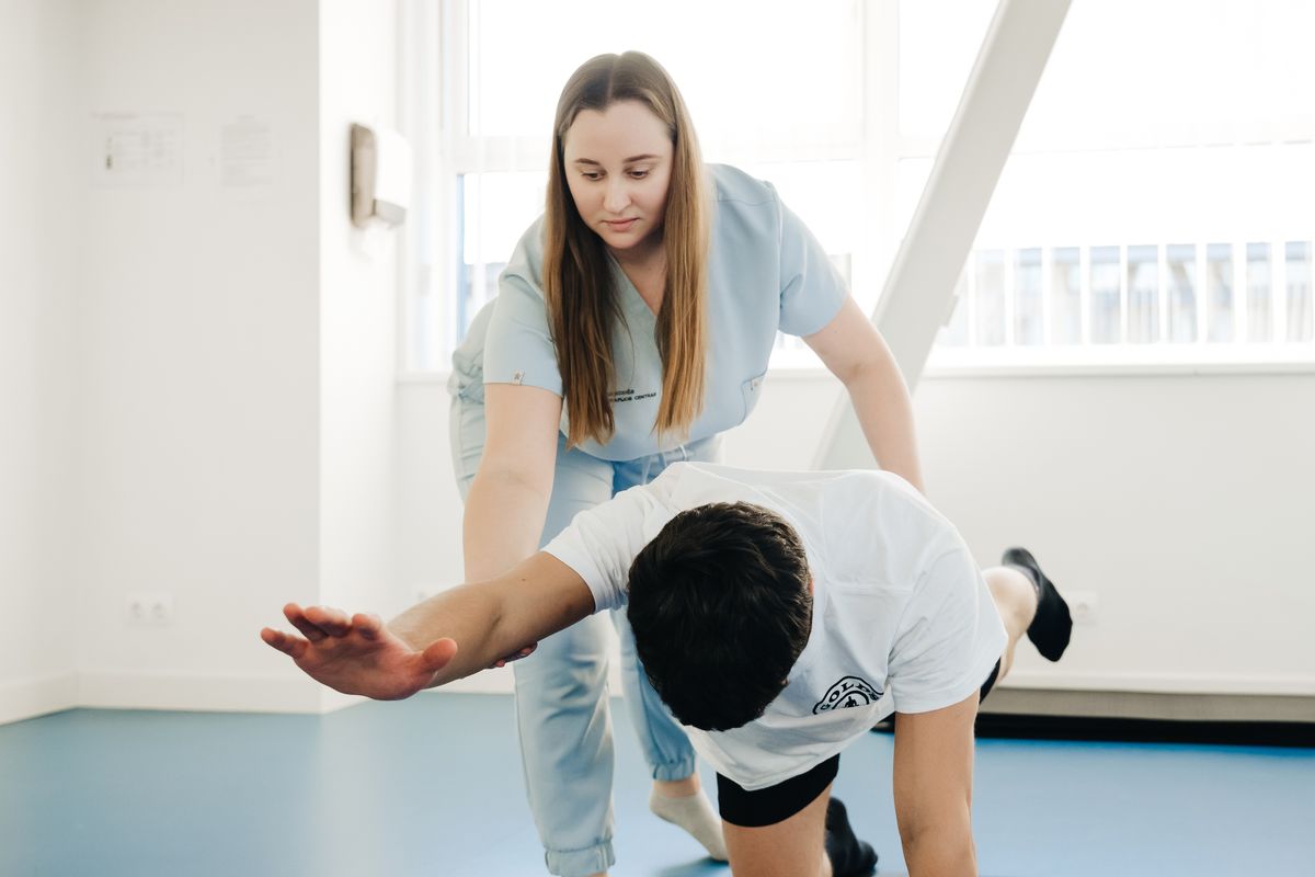 ضمور العضلات عند الأطفال: العلامات المبكرة والرعاية العظمية - علاج Muscular Dystrophy - د. معتصم الدهون استشاري جراحة عظام الأطفال عمان الأردن